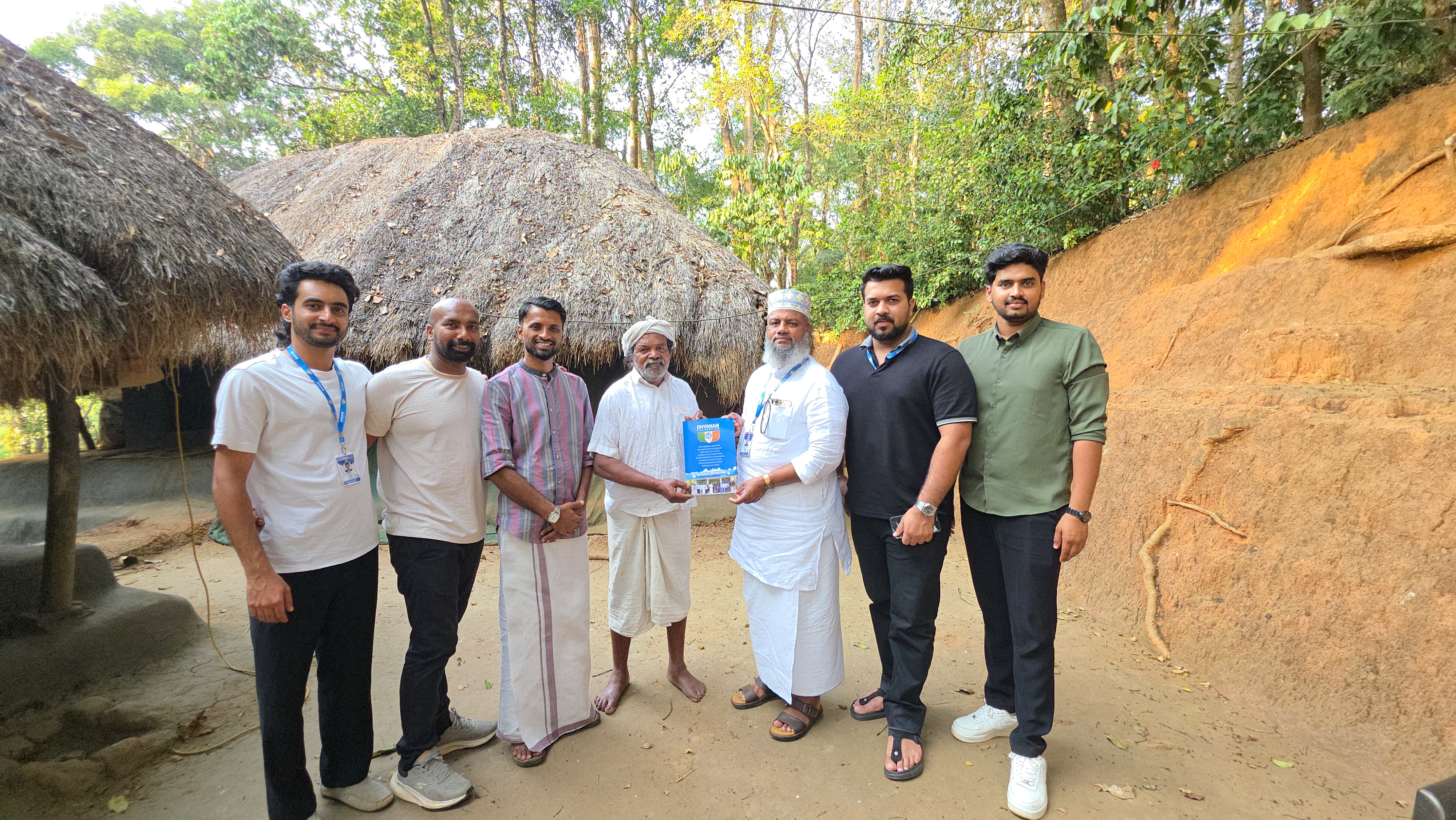 Cheruvayl Raman, who won the Padma Shri award, was honored by the Mananthavady Dhyanam Foundation.